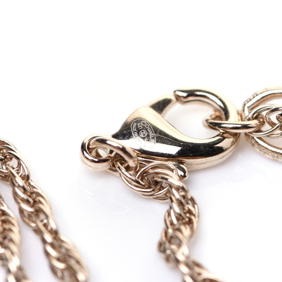 Chanel Pearl CC Round Pendant Necklace - Picture 5 of 6